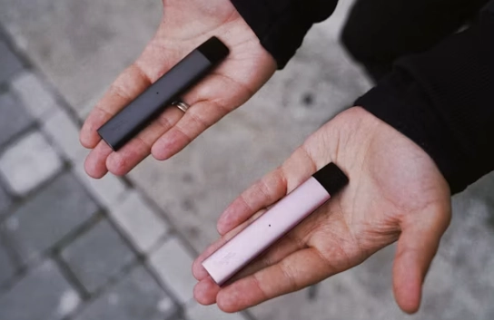 Disposable Vapes vs Pod Devices Which Should Beginners and Regular Vapers Choose